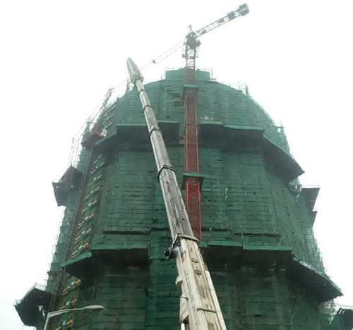 道外吊车在工地上作业